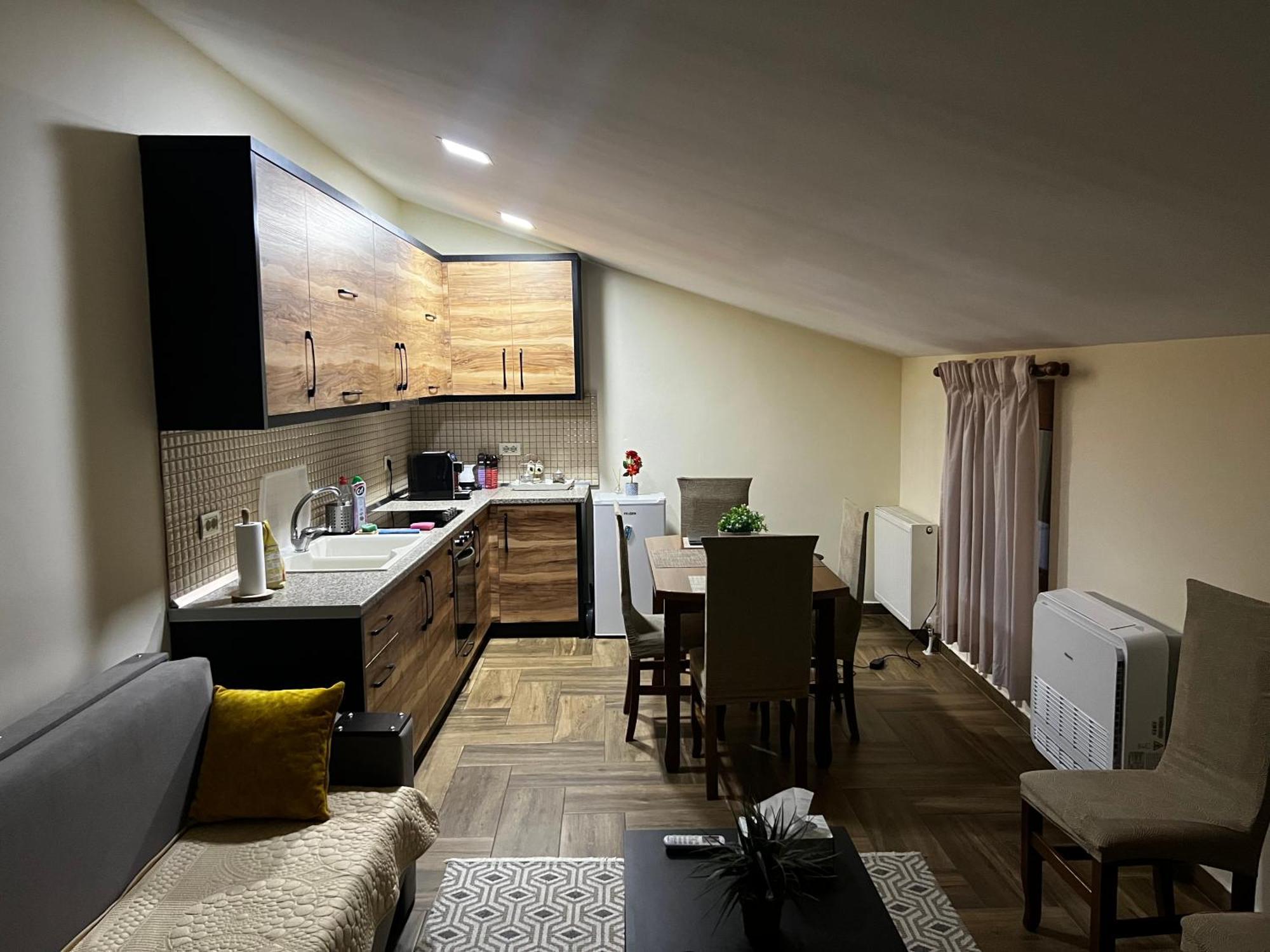 Апартаменты Retreat In The Centre Of Корча Экстерьер фото